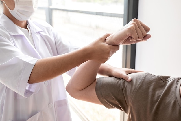 Sezione centrale del medico che massaggia il paziente