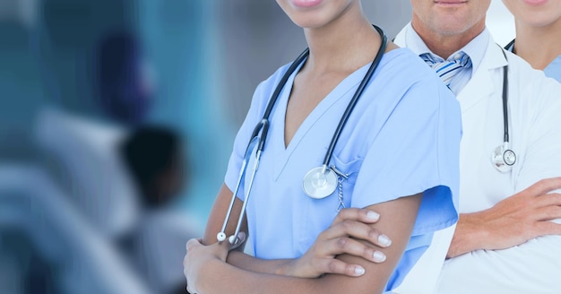 Sezione centrale del team di professionisti medici e operatori sanitari contro l'ospedale in background