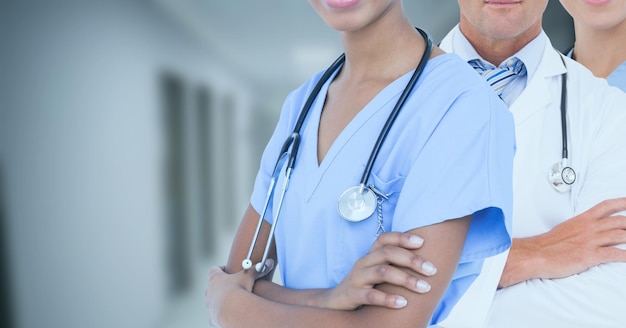 Sezione centrale del team di professionisti medici e operatori sanitari contro l'ospedale in background