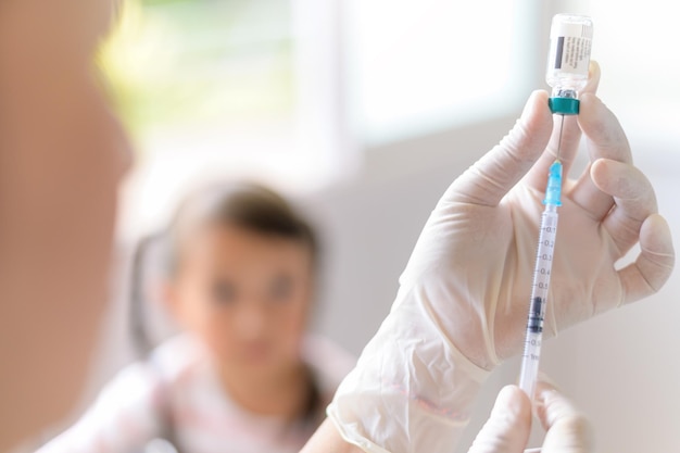 Sezione centrale della siringa di riempimento del medico dal flaconcino