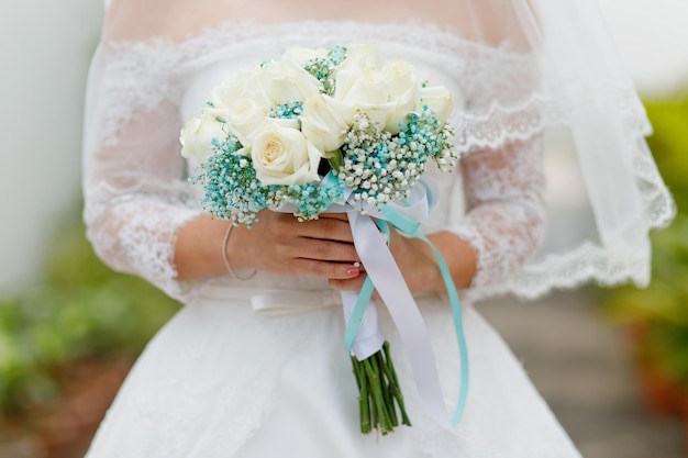 Sezione centrale della sposa che tiene un bouquet
