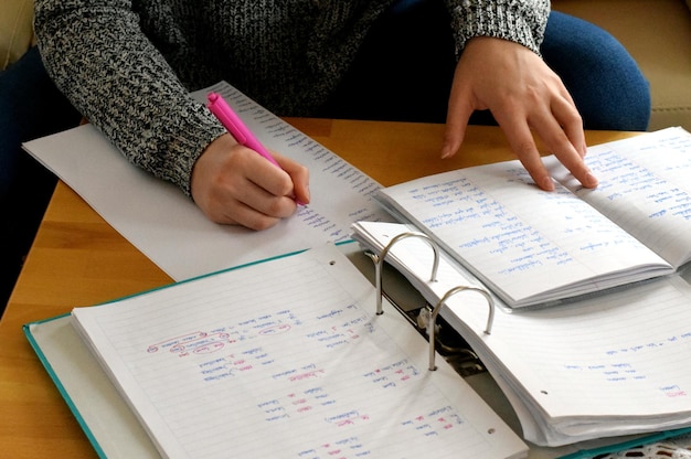 Sezione centrale dello studente che studia per il test sul tavolo