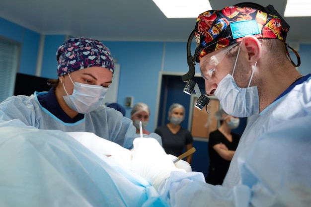 Sezione centrale di amiche in piedi in ospedale