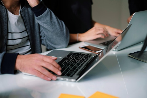 Sezione centrale di due persone che usano laptop