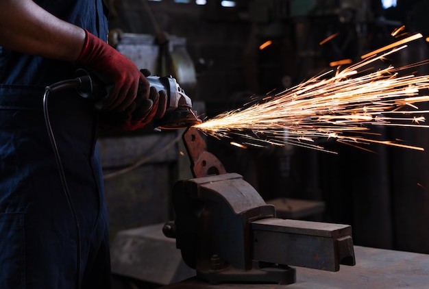 Sezione centrale di un giovane che salda metallo in officina