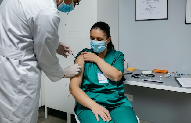 Sezione centrale di un medico che inietta un paziente in ospedale