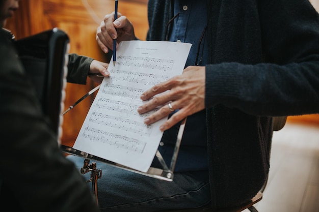 Sezione centrale di un uomo che insegna musica a uno studente