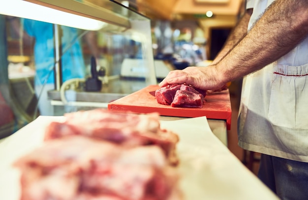 Sezione centrale di un uomo che prepara il cibo