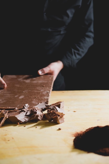 Sezione centrale di un uomo che rompe il cioccolato