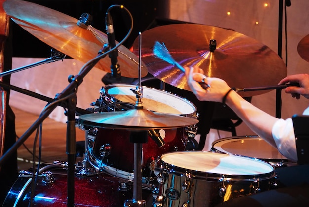 Sezione centrale di un uomo che si esibisce a un concerto musicale