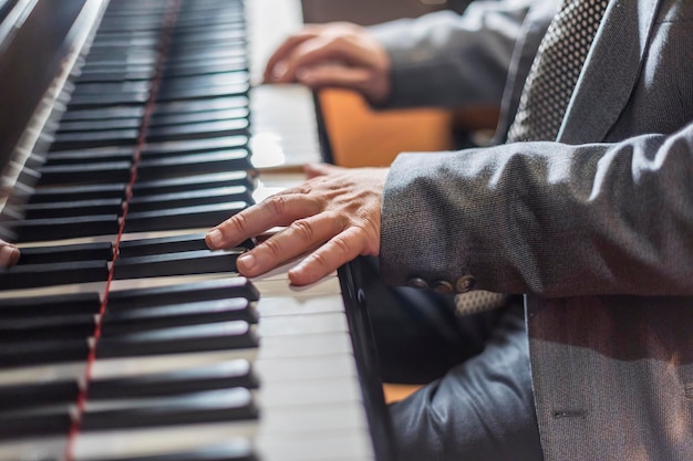 Sezione centrale di un uomo che suona il pianoforte