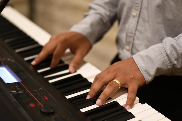 Sezione centrale di un uomo che suona il pianoforte