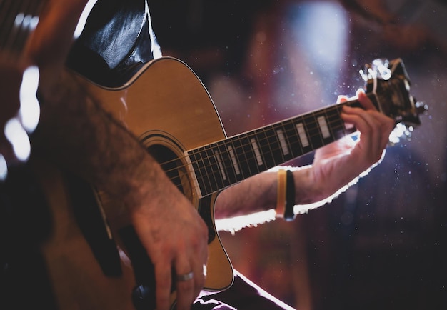 Sezione centrale di un uomo che suona la chitarra