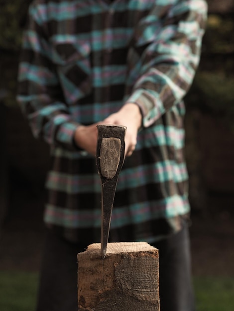 Sezione centrale di un uomo che taglia il legno con l'ascia