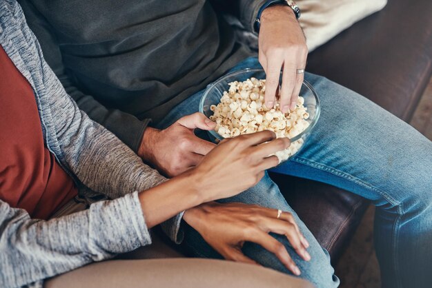 Sezione centrale di un uomo che tiene il cibo