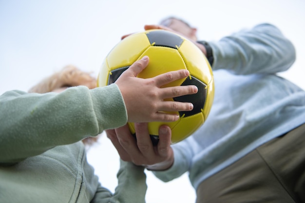 Sezione centrale di un uomo che tiene una palla da calcio