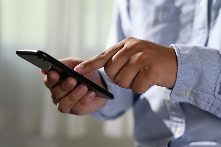Foto sezione centrale di un uomo che usa un telefono cellulare secondo le icone