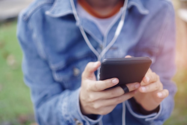 Sezione centrale di un uomo che usa un telefono cellulare