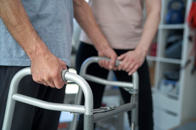 Sezione centrale di un uomo con un passeggino di mobilità in un centro di riabilitazione