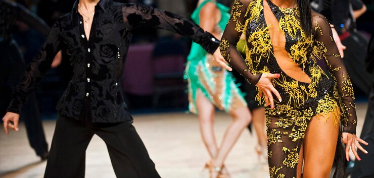 Foto sezione centrale di un uomo e una donna che ballano all'evento