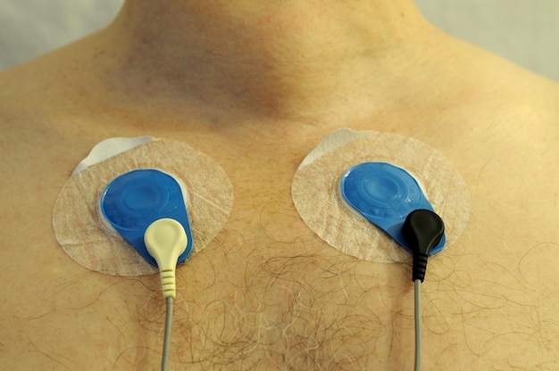 Sezione centrale di un uomo senza camicia durante il test ecocardiografico