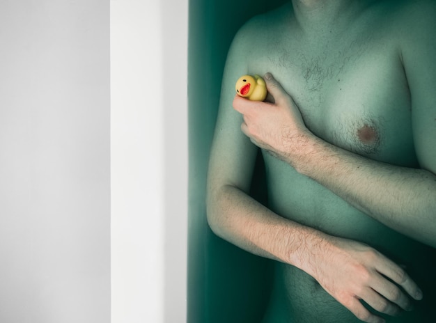 Sezione centrale di un uomo senza camicia nella vasca da bagno