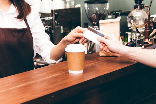Sezione centrale di una donna che beve caffè in un ristorante