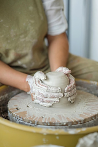 Sezione centrale di una donna che fa ceramica in laboratorio