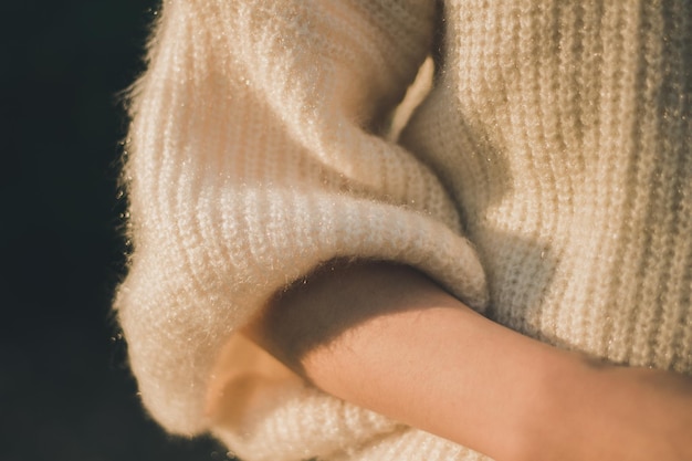 Sezione centrale di una donna che indossa un maglione