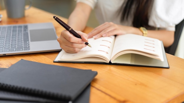 Sezione centrale di una donna che legge un libro sul tavolo