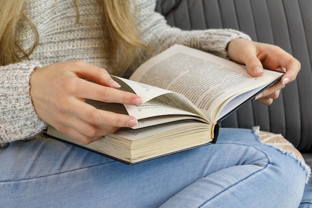 Sezione centrale di una donna che legge un libro