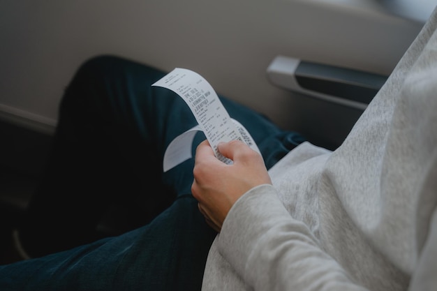 Sezione centrale di una donna che legge un libro
