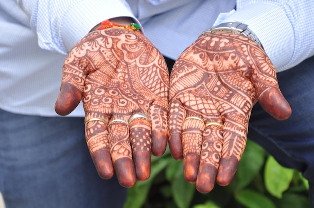 Sezione centrale di una donna che mostra un tatuaggio di henné
