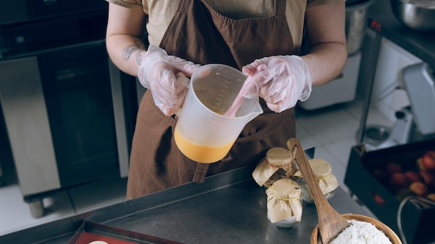 Sezione centrale di una donna che prepara il cibo