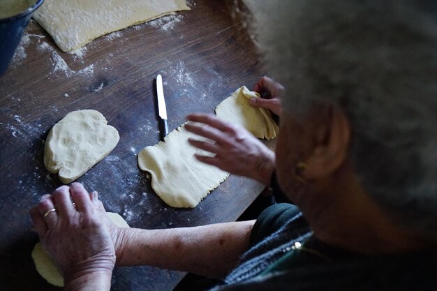 Sezione centrale di una donna che prepara il cibo