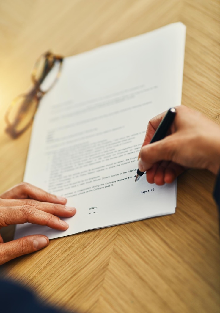 Foto sezione centrale di una donna che scrive in un libro