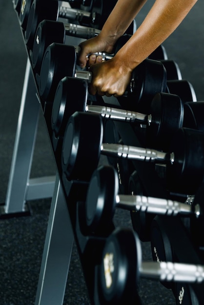 Sezione centrale di una donna che si esercita in palestra