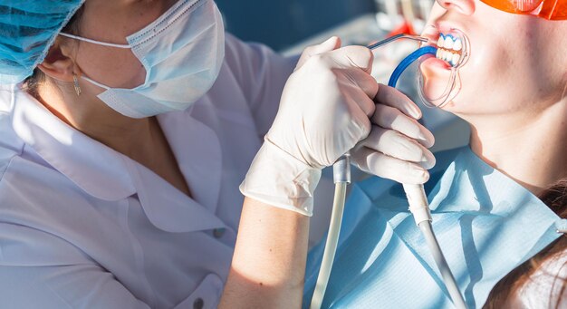 Sezione centrale di una donna che si tiene per mano