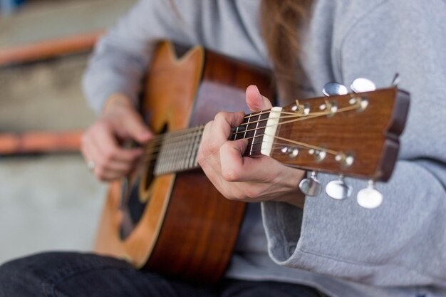 Sezione centrale di una donna che suona la chitarra