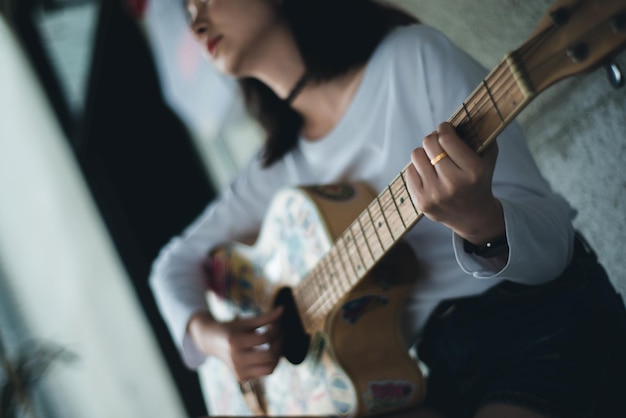 Sezione centrale di una donna che suona la chitarra