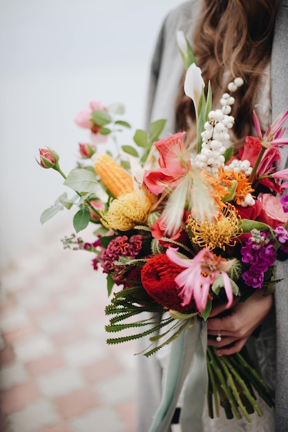 Sezione centrale di una donna che tiene dei fiori