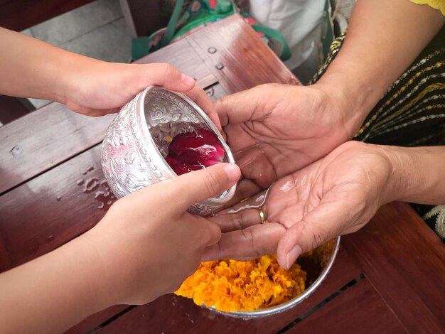 Sezione centrale di una donna che tiene il gelato