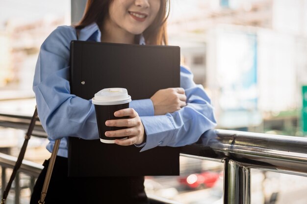 Sezione centrale di una donna che tiene in mano una tazza di caffè