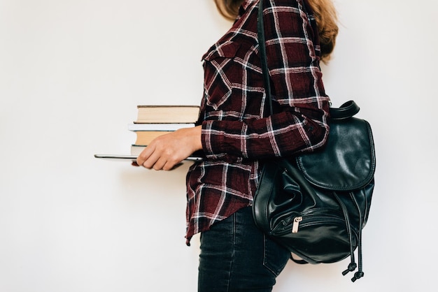 Sezione centrale di una donna che tiene libri su uno sfondo bianco