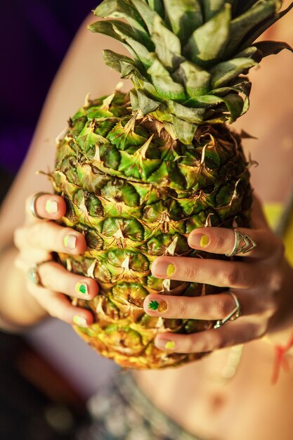 Sezione centrale di una donna che tiene un ananas