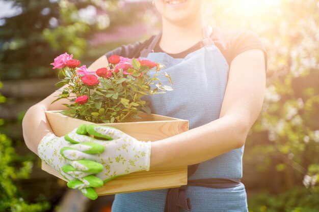 Sezione centrale di una donna che tiene un bouquet di fiori