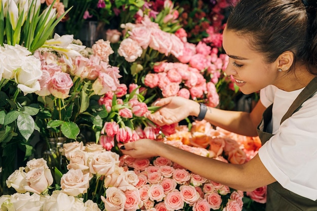 Sezione centrale di una donna che tiene un bouquet di rose