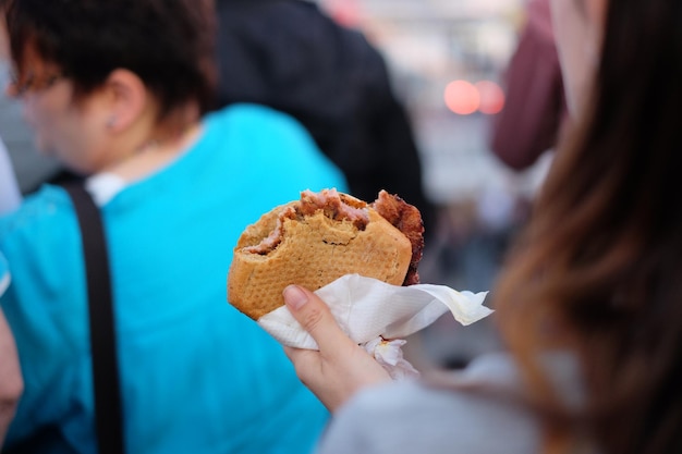 Sezione centrale di una donna che tiene un panino