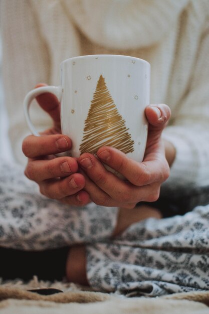 Sezione centrale di una donna che tiene una tazza di caffè