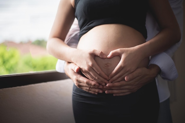 Sezione centrale di una donna che tocca lo specchio
